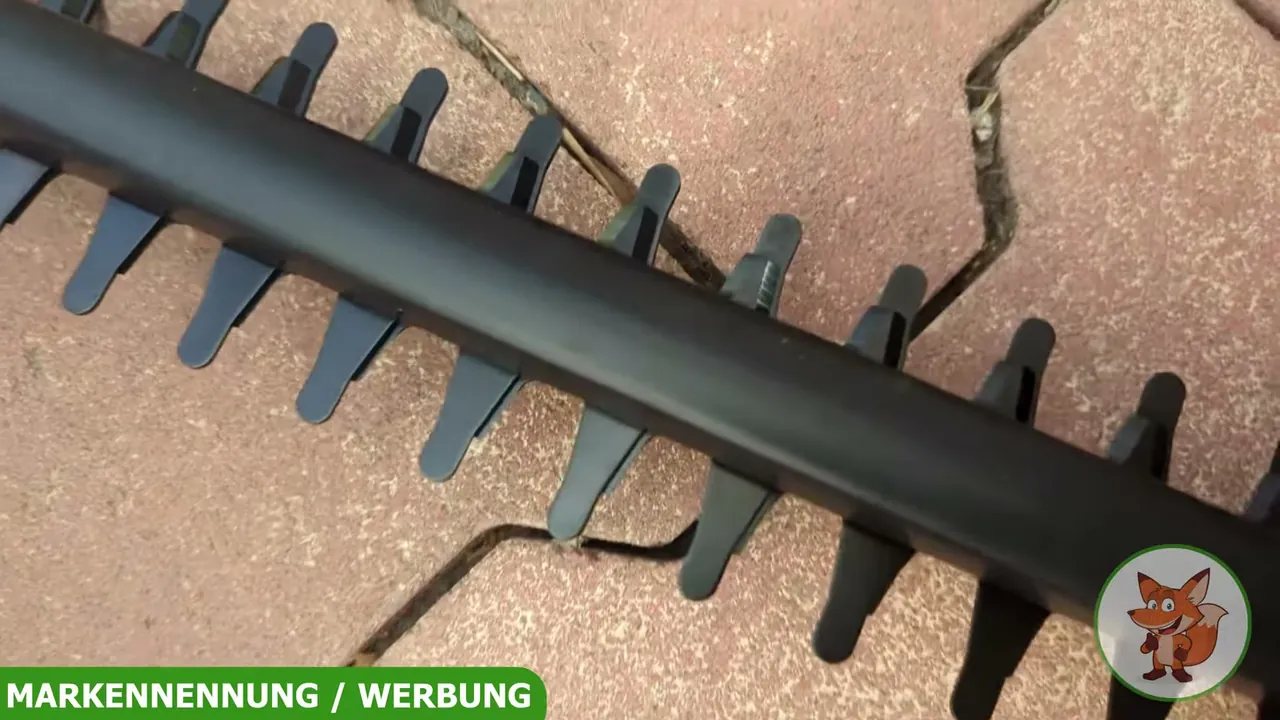 Das 45 cm lange Messer mit 15 mm Zahnabstand ist für leichte Schneid- und Trimmarbeiten ausgelegt.