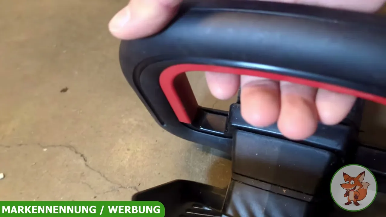 Der ergonomisch geformte Griff ermöglicht eine sichere Führung und bequeme Handhabung bei der Gartenarbeit.