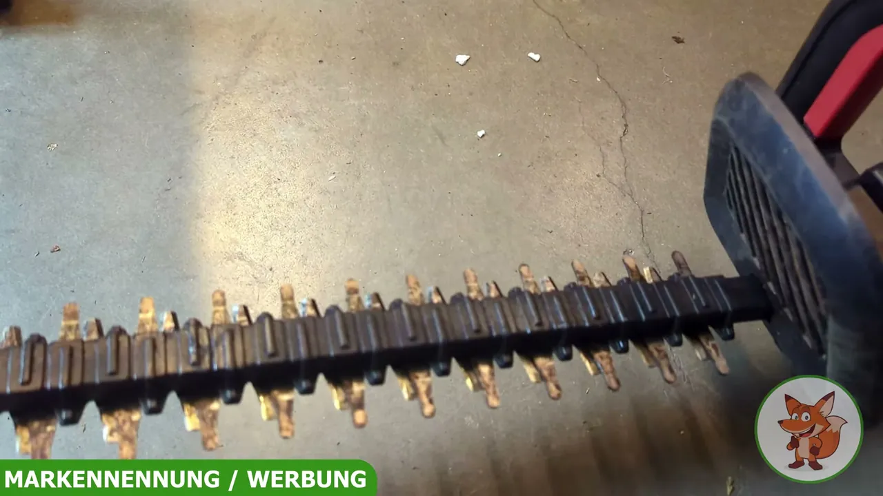 Die diamantgeschliffenen Messer besitzen einen Zahnabstand von 23 mm und bewältigen Äste bis 20 mm Dicke.