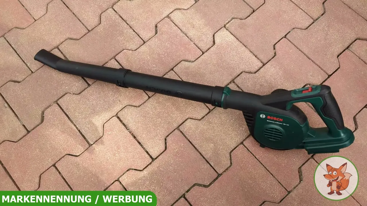 Der Bosch UniversalLeafBlower 18V-130 wiegt ohne Akku nur 1,25 kg und lässt sich für die Lagerung kompakt zerlegen.
