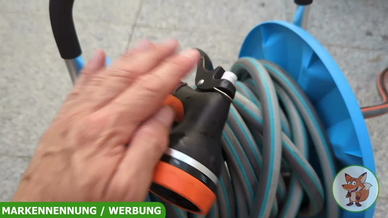 Aus meiner Sicht sorgt die saubere Aufbewahrung samt Reinigungsspritze für perfekte Ordnung im Garten.