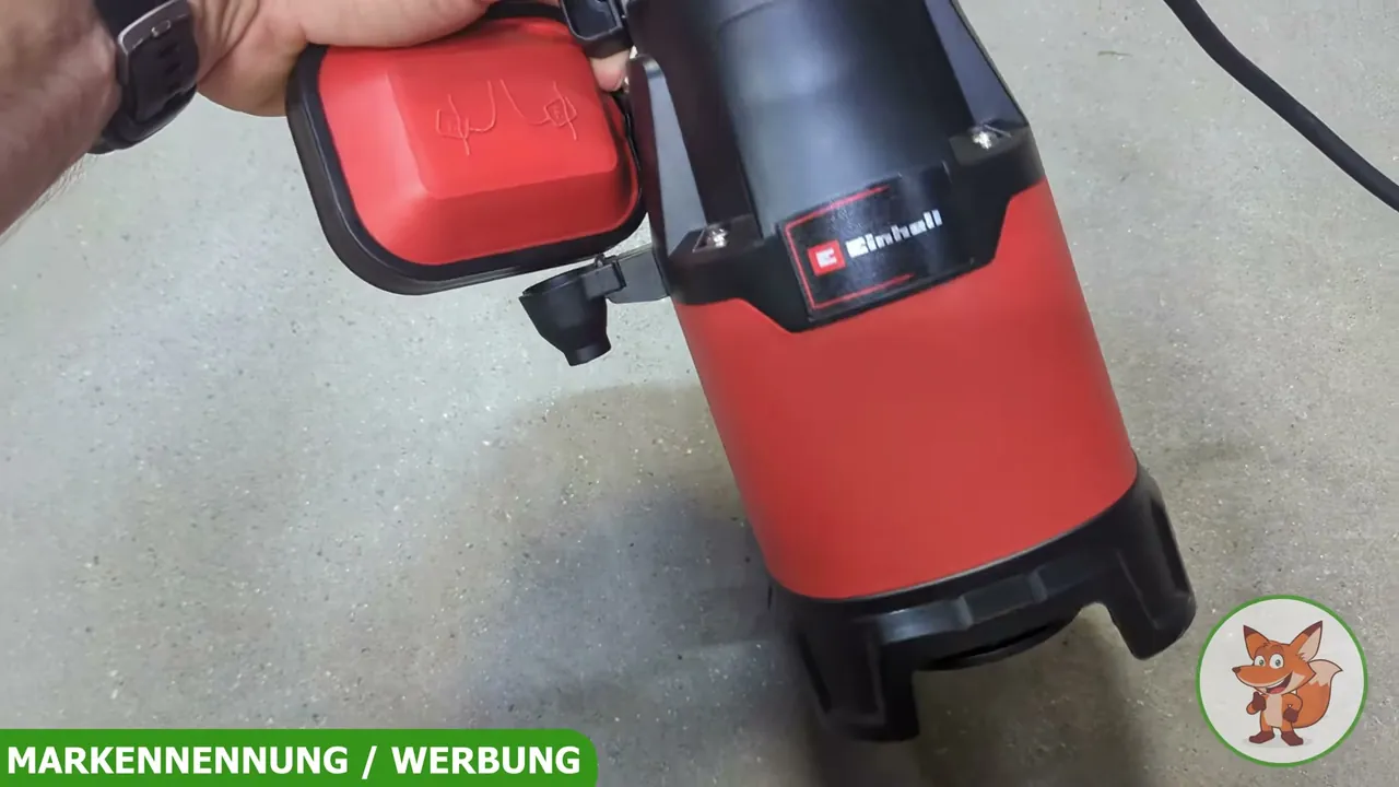 Durch die Öffnungen am Fuß saugt die Schmutzwasserpumpe Schmutzpartikel mit einem Durchmesser von bis zu 25 mm ab.