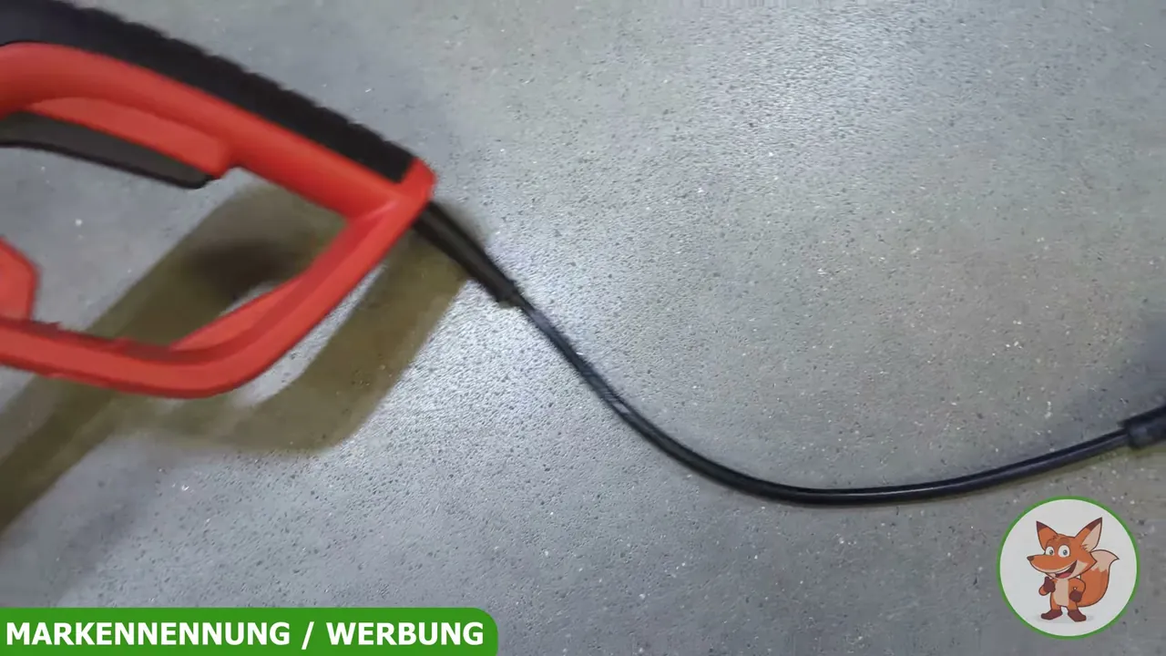 Der ergonomisch geformte Hauptgriff gewährleistet eine sichere und komfortable Führung des Elektro-Rasentrimmers.