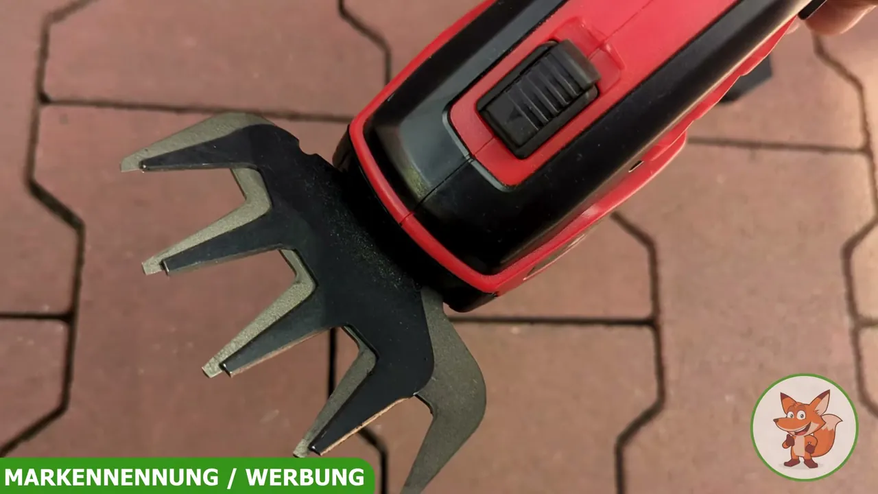 An der Unterseite ermöglicht ein Schieberegler den einfachen und werkzeuglosen Wechsel der Schneidaufsätze.