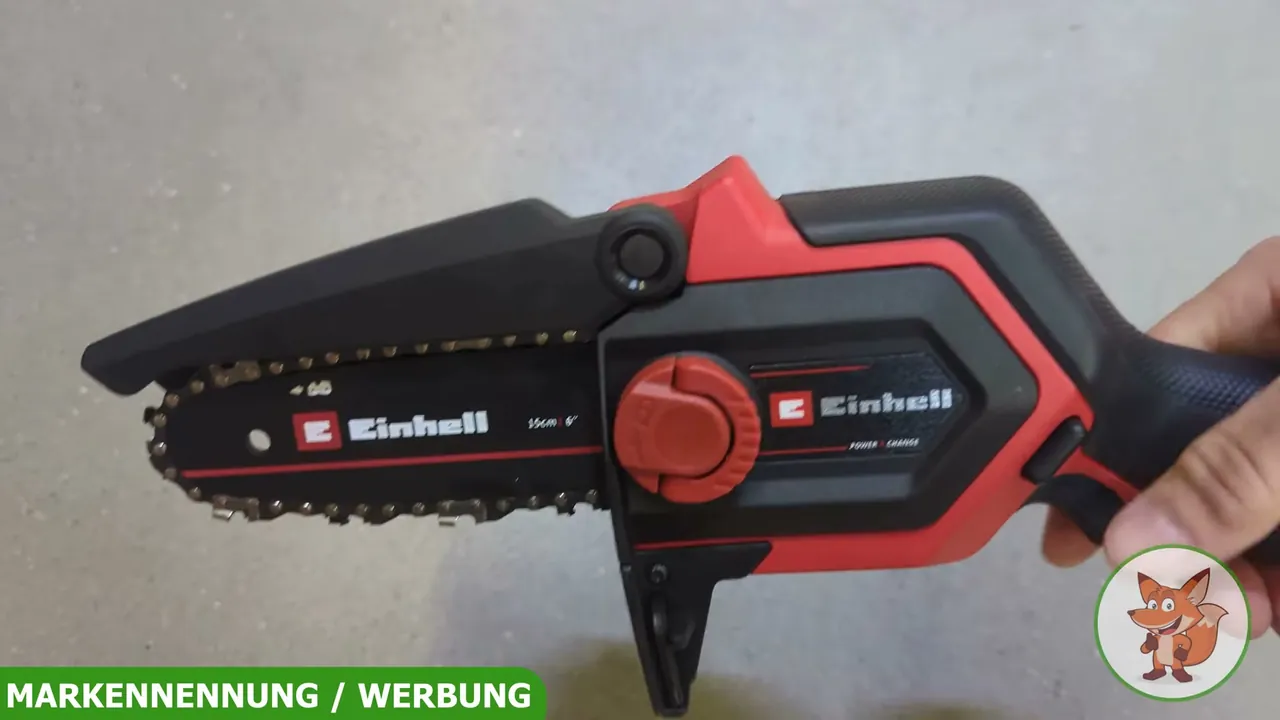 Die kompakte Akku-Astkettensäge ist zur sicheren Handhabung mit einer klappbaren Kettenabdeckung ausgestattet.