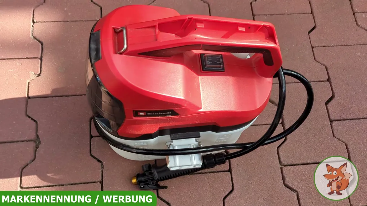 Das kompakte Gehäuse bietet praktische Halterungen für den Schlauch und die Lanze direkt am Gerät.