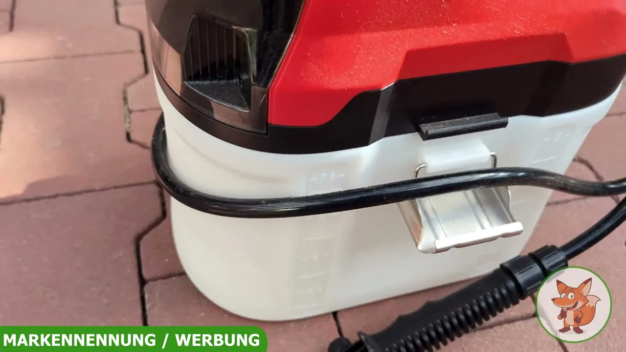 Der transparente Tank mit Füllstandsskala lässt sich über die soliden Metallbügel einfach öffnen und schließen.