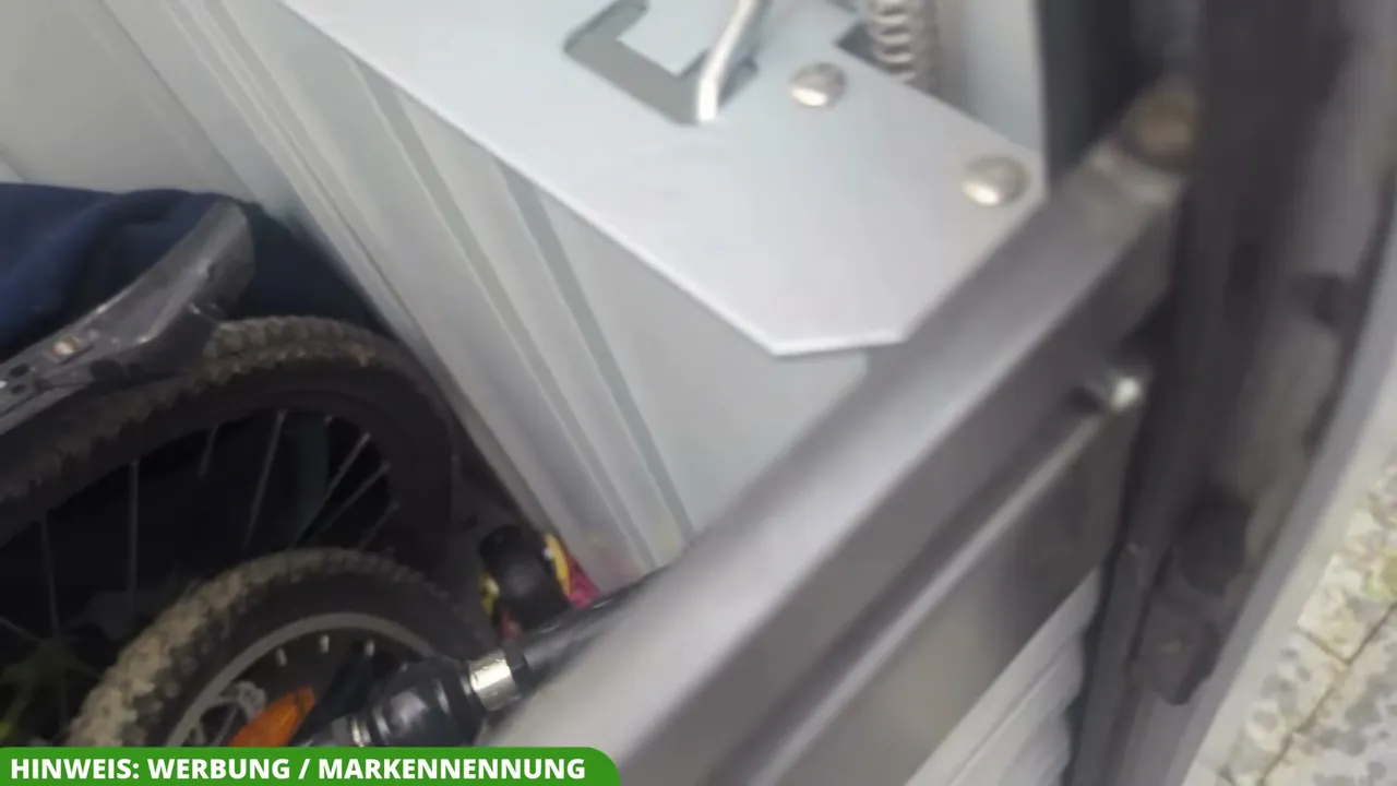 Aus meiner Sicht sorgt die integrierte Federunterstützung für eine spürbar leichtere Bedienung des Aluminium-Rollos.