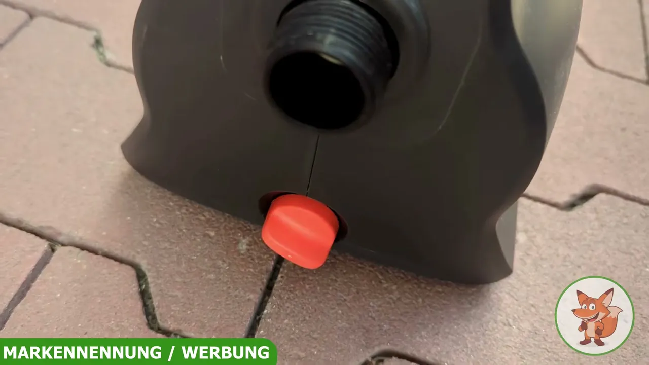 An der Stirnseite befinden sich das solide Schraubgewinde und die rote Ablassschraube für Restwasser.