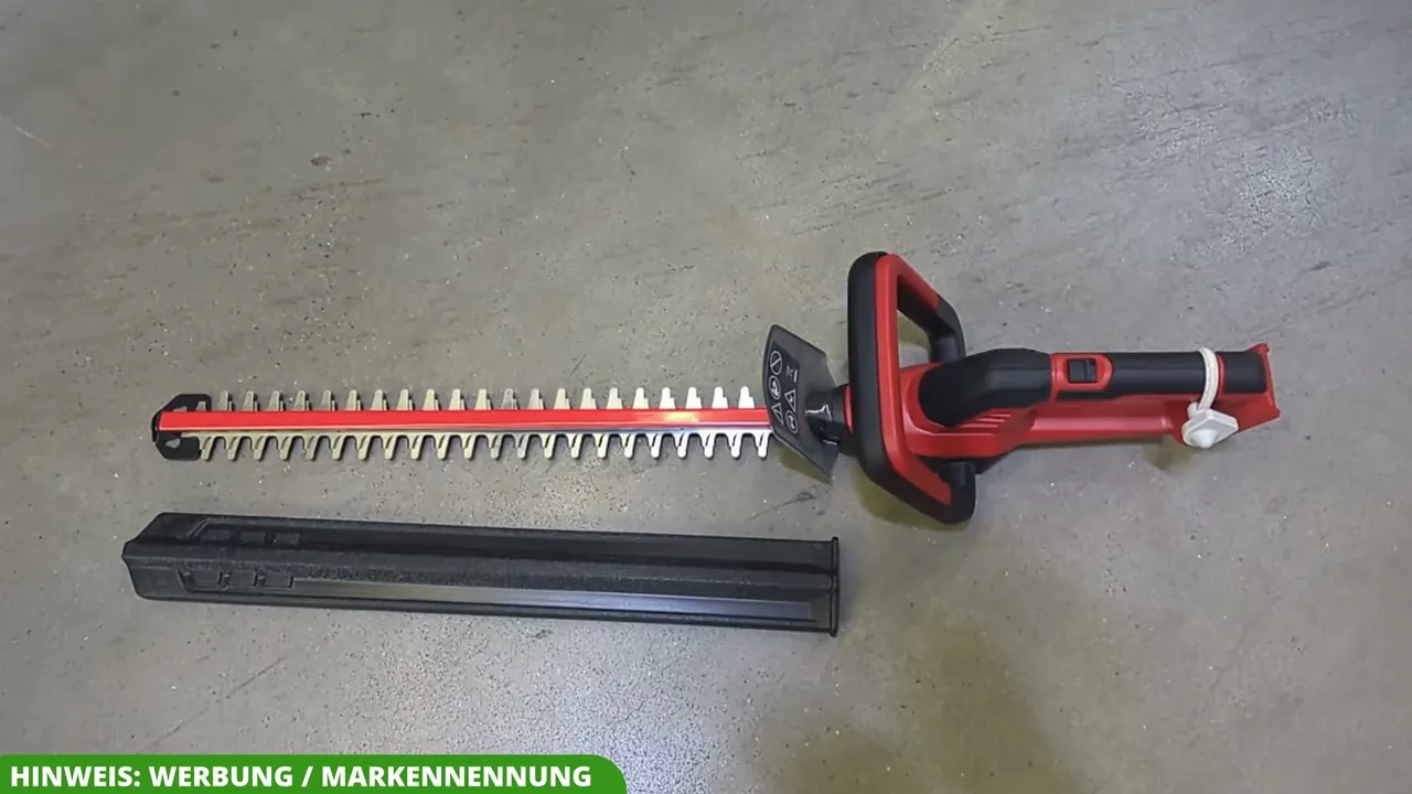 Mit nur 2,2 kg Gewicht und dem Schutzköcher gefällt mir die kompakte Heckenschere für den mobilen Garteneinsatz richtig gut.