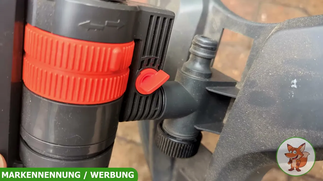 Über die Regler am Gehäuse lassen sich Sprengbreite, Wurfweite und Wasserdurchfluss präzise einstellen.