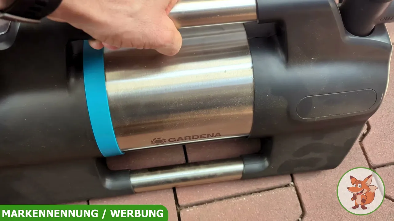 Der robuste Edelstahl-Tragegriff erleichtert den Transport der Gartenpumpe zum Einsatzort.