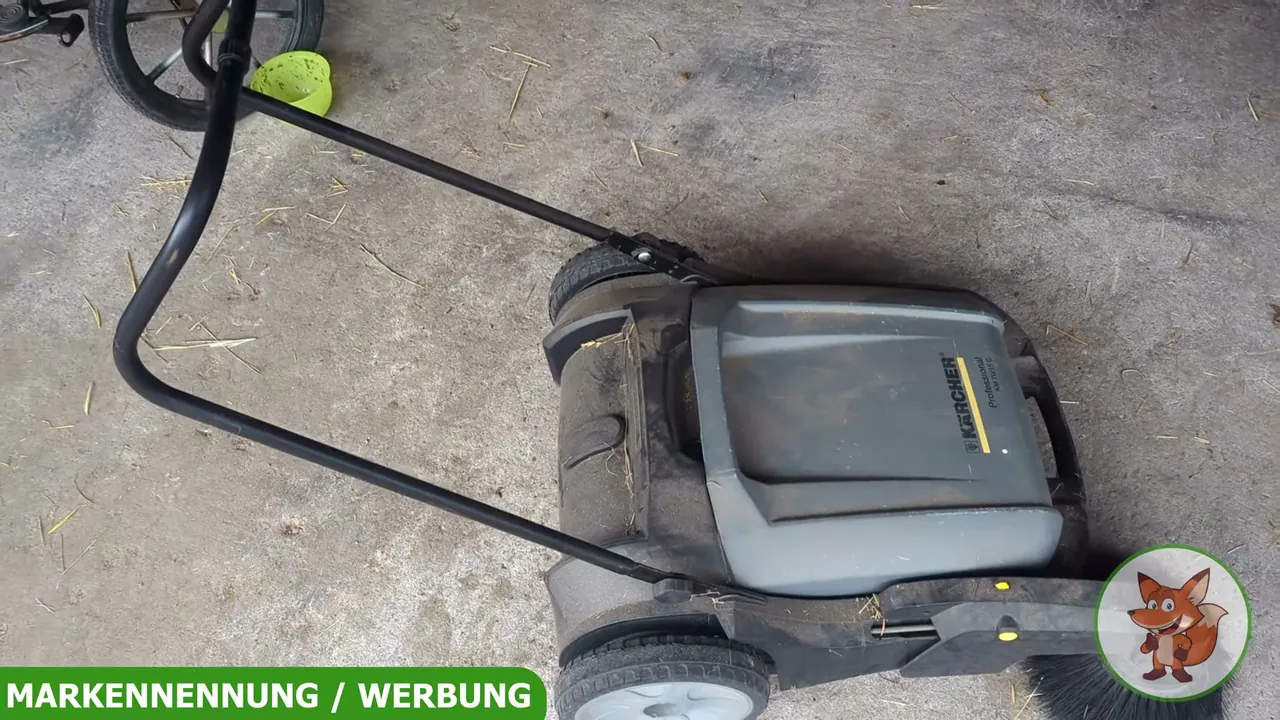 Mit einer Arbeitsbreite von 700 mm und dem verstellbaren Schubbügel lässt sich die Kehrmaschine kraftsparend führen.