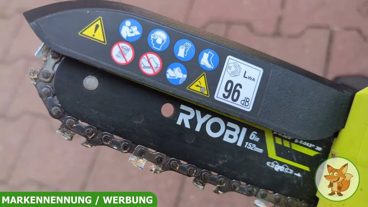 Die integrierte Schutzhaube über der Kette schützt während des Schnitts zuverlässig vor versehentlichem Kontakt.
