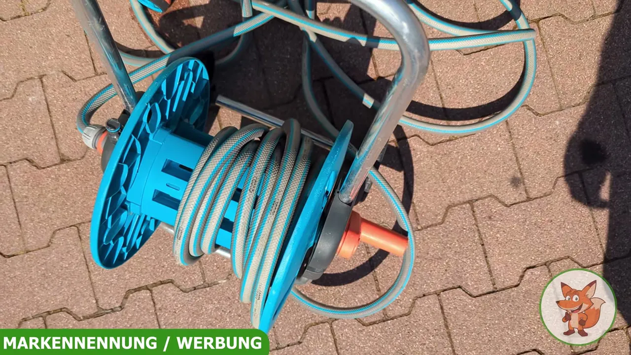 Der kompakte Schlauchwagen mit höhenverstellbarem Griff lässt sich platzsparend verstauen.