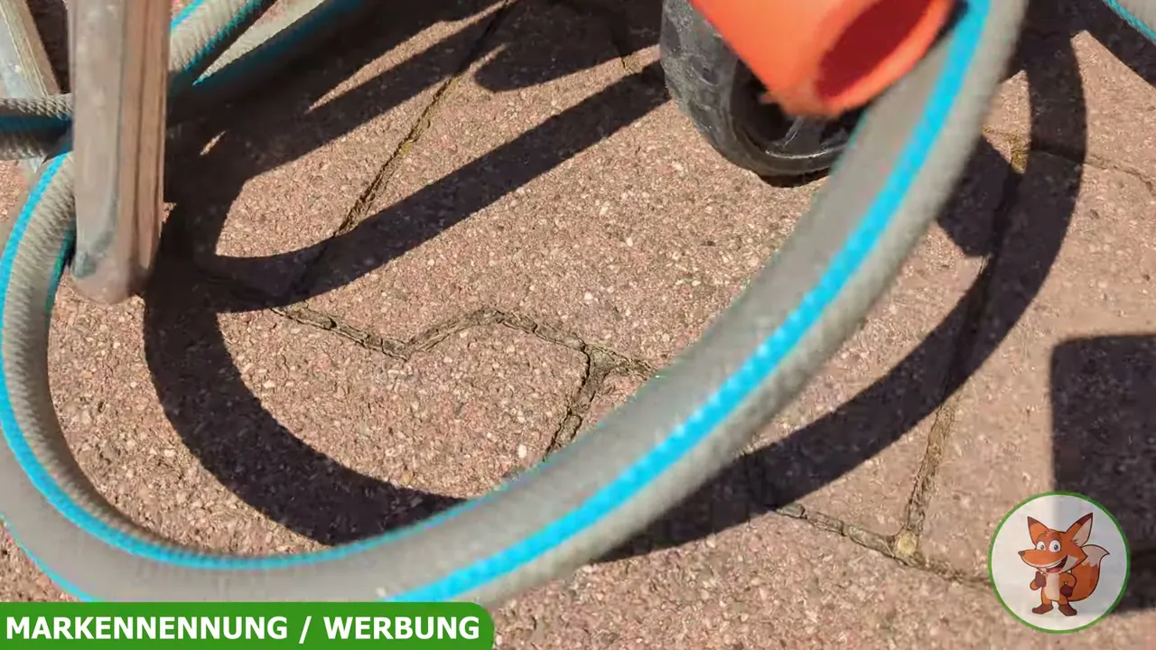 Das stabile Metallgestell und die Räder ermöglichen einen einfachen Transport im Garten.