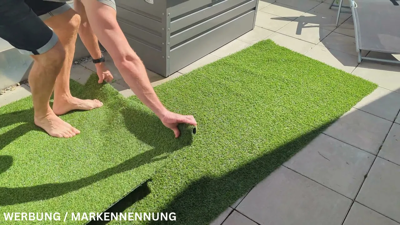 Mir gefällt besonders, dass man die Bahnen einfach lose nebeneinanderlegen kann, ohne sie zu verkleben.