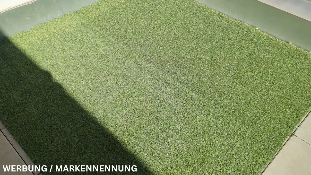 Aus meiner Sicht wirkt die Balkonfläche mit dem grünen Teppich sofort viel wohnlicher und gemütlicher.