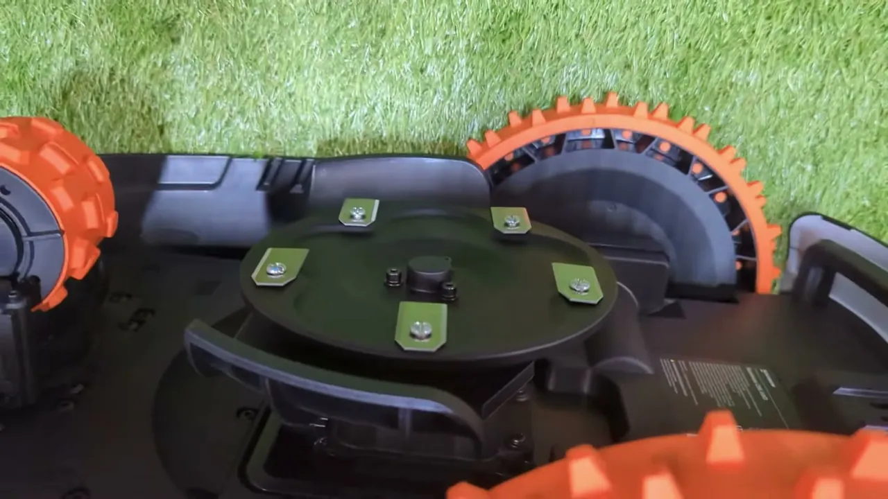 Die Unterseite des Segway Navimow zeigt die zentrale Messerscheibe sowie die profilierten Antriebsräder.