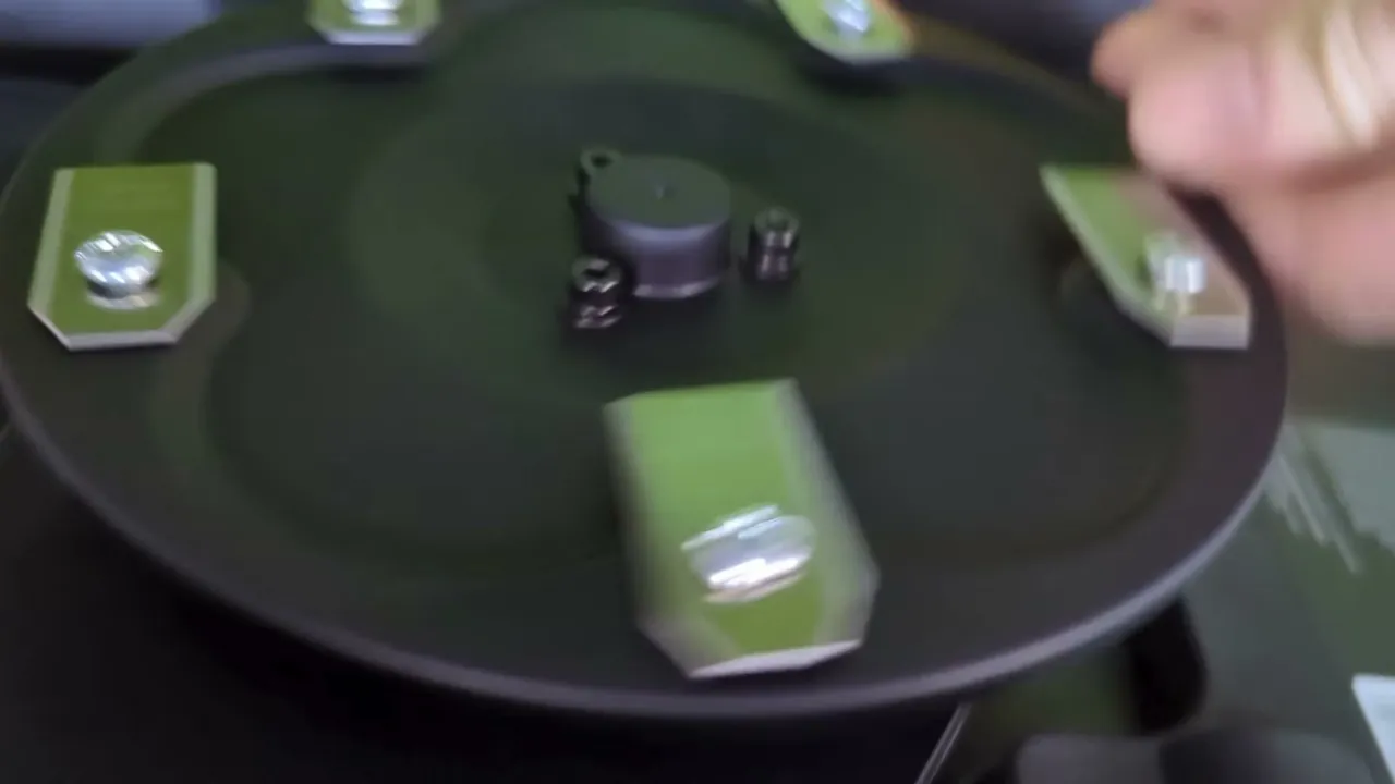 Die Klingen sitzen bewusst locker und richten sich während des Betriebs durch die Fliehkraft nach außen aus.