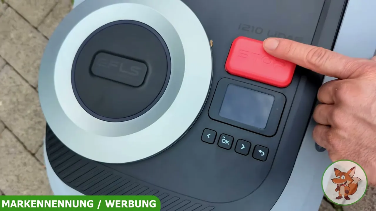 Über die rote Stopptaste und das darunterliegende Bedienfeld lässt sich der Roboter direkt am Gerät stoppen und steuern.