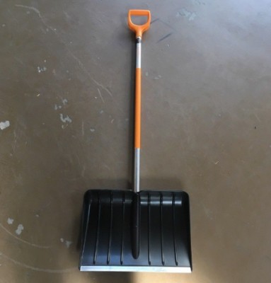 Fiskars Schneeräumer