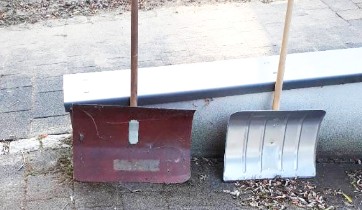 Holz oder Metall schneeschaufel